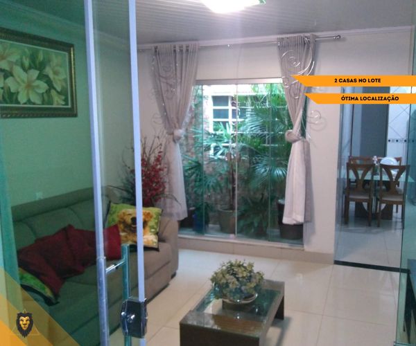 Casa à Venda na QR 403, Lote Grande com Duas Casas Independentes